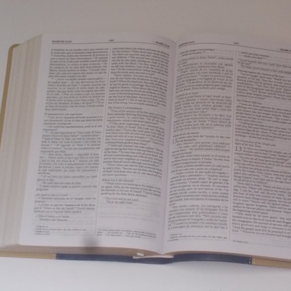 New NIV Bible both English & Spanish copywright 1973, 78, 84, 2011 - Picture 4 of 5